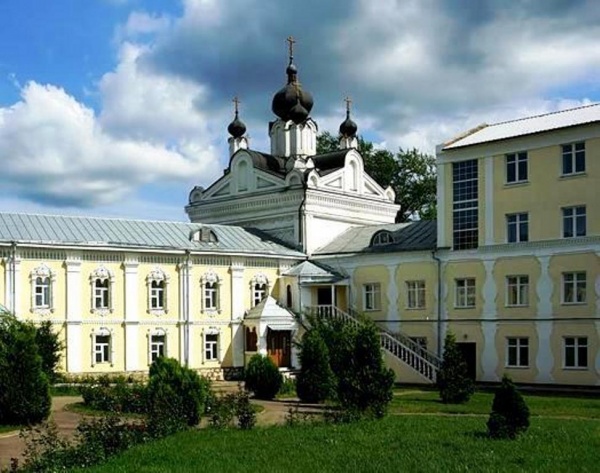 Казанский храм Николо-Угрешского монастыря. Слева примыкает богадельня, справа - братский корпус.