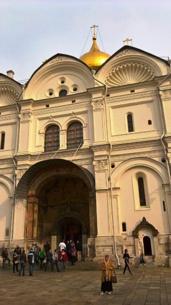 Архангельский собор еще со времен своего основателя - Ивана Калиты был усыпальницей великих московских князей и царей.
